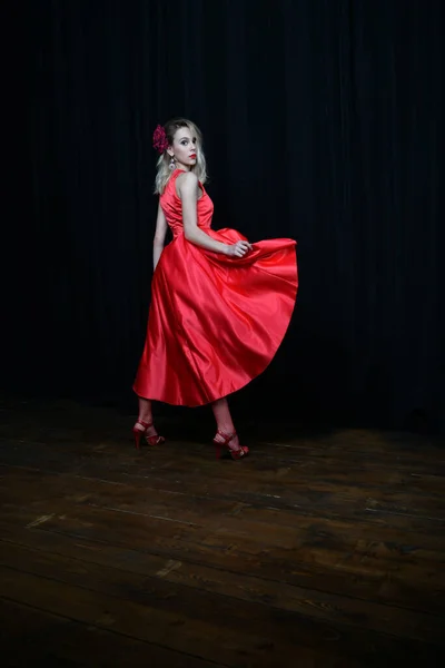 Siyah Arka Planda Poz Veren Kırmızı Elbiseli Güzel Kız — Stok fotoğraf
