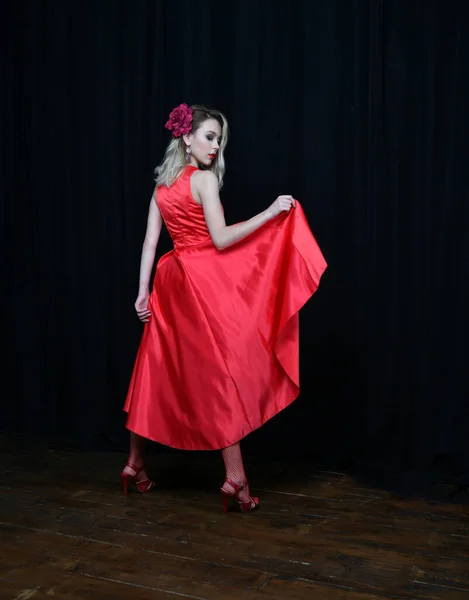 Hermosa Chica Vestido Rojo Noche Posando Sobre Fondo Negro — Foto de Stock