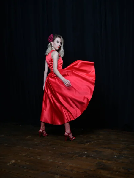 Hermosa Chica Vestido Rojo Noche Posando Sobre Fondo Negro — Foto de Stock