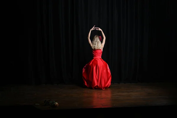 Menina Bonita Noite Vestido Vermelho Posando Fundo Preto — Fotografia de Stock