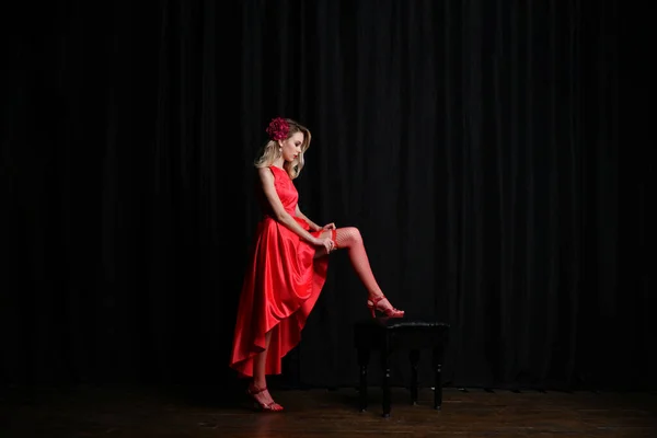 Hermosa Chica Vestido Rojo Noche Posando Sobre Fondo Negro — Foto de Stock