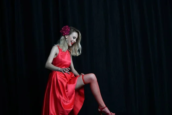 Hermosa Chica Vestido Rojo Noche Posando Sobre Fondo Negro — Foto de Stock