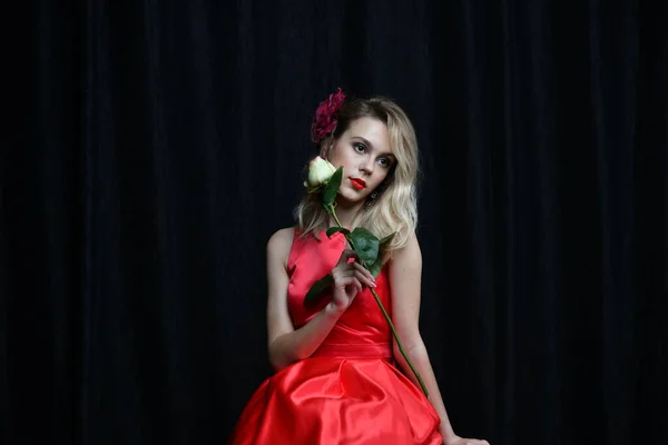 Hermosa Chica Vestido Rojo Noche Posando Con Una Rosa Blanca —  Fotos de Stock