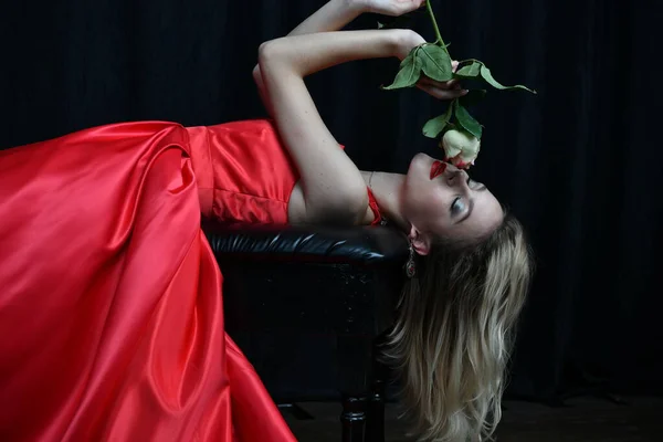 Gyönyörű Lány Este Piros Ruha Pózol Egy Fehér Rózsa Egy — Stock Fotó