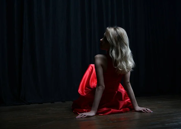 Hermosa Chica Vestido Rojo Noche Posando Con Una Rosa Blanca — Foto de Stock