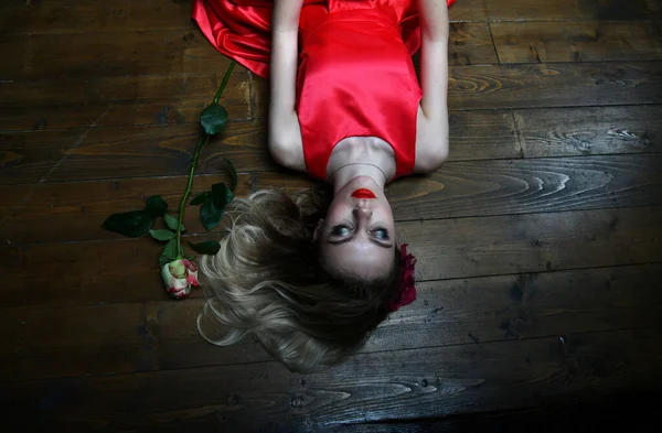 Akşam Giysili Güzel Bir Kız Kırmızı Elbiseli Siyah Bir Arka — Stok fotoğraf