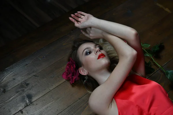 Hermosa Chica Vestido Rojo Noche Encuentra Suelo Sobre Fondo Negro — Foto de Stock