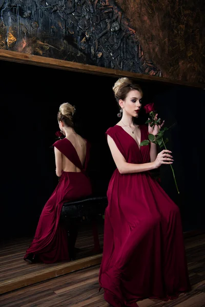 Красивая Девушка Вечернем Бордовом Платье Зеркала Отражением Черном Фоне — стоковое фото