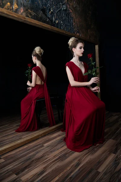 Hermosa Chica Vestido Noche Borgoña Por Espejo Con Reflejo Sobre — Foto de Stock
