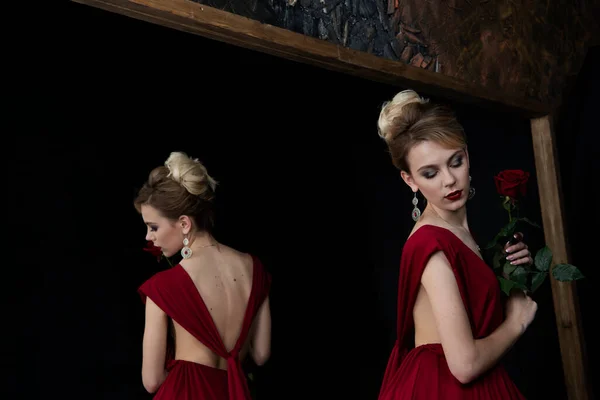 Hermosa Chica Vestido Noche Borgoña Por Espejo Con Reflejo Sobre — Foto de Stock