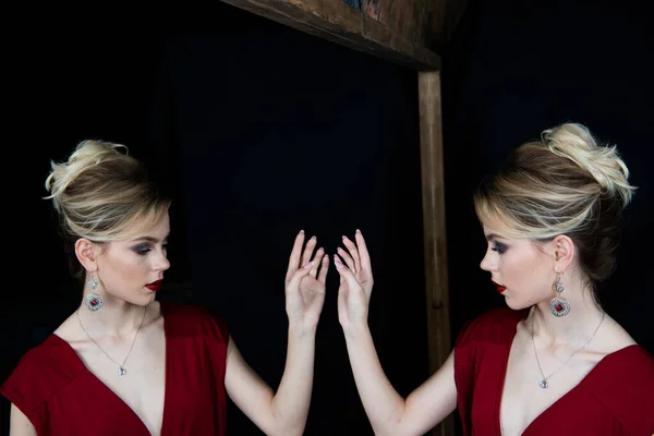 Beautiful Girl Evening Burgundy Dress Mirror Her Reflection Black Background — Stock Photo, Image