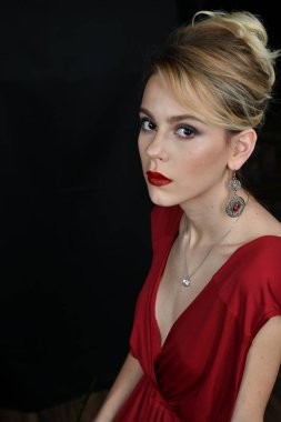 Bordo bir gece elbisesi içinde güzel bir kız üzgün ve boynundan aşağı bir gözyaşı akıyor.