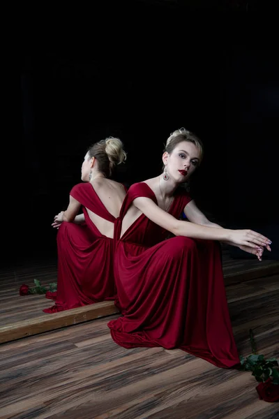 Menina Bonita Vestido Noite Borgonha Seu Reflexo Grande Espelho Fundo — Fotografia de Stock