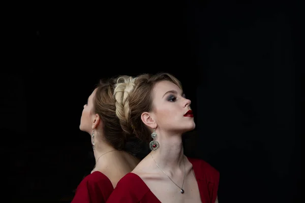 Schöne Mädchen Einem Weinroten Abendkleid Und Ihr Spiegelbild Einem Großen — Stockfoto