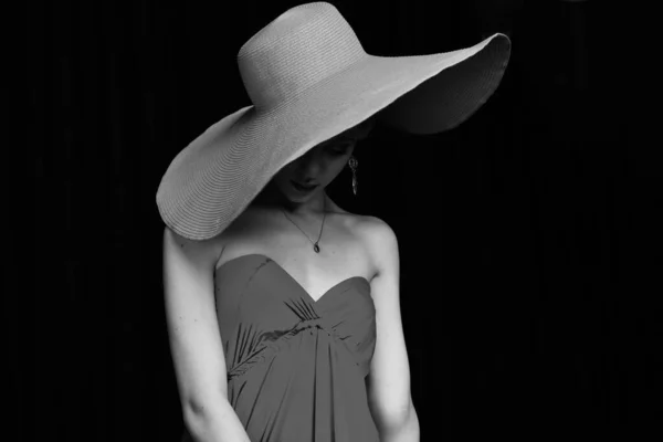 Hermosa Chica Sombrero Ala Ancha Vestido Noche Color Burdeos Posando — Foto de Stock