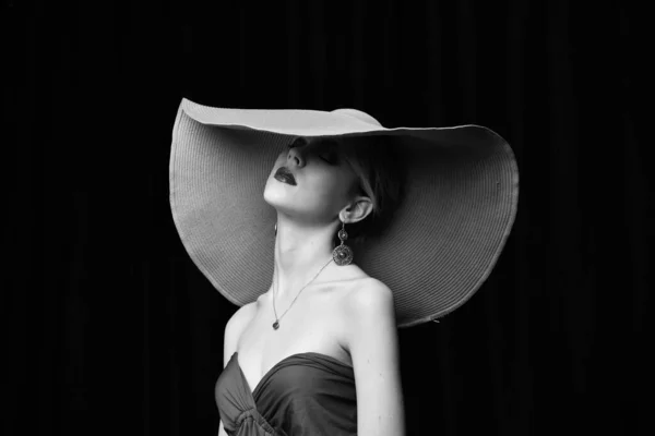 Hermosa Chica Sombrero Ala Ancha Vestido Noche Color Burdeos Posando — Foto de Stock