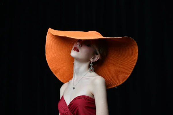 Hermosa Chica Sombrero Ala Ancha Vestido Noche Color Burdeos Posando — Foto de Stock