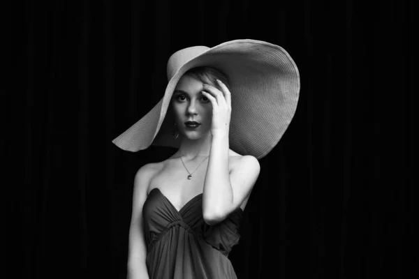 Belle Fille Dans Chapeau Large Bord Dans Une Robe Soirée — Photo