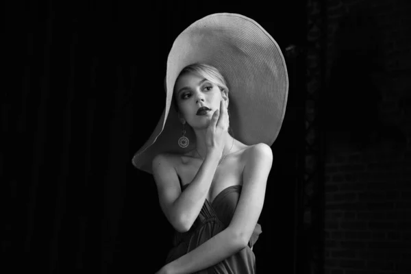 Hermosa Chica Sombrero Ala Ancha Vestido Noche Color Burdeos Posando — Foto de Stock