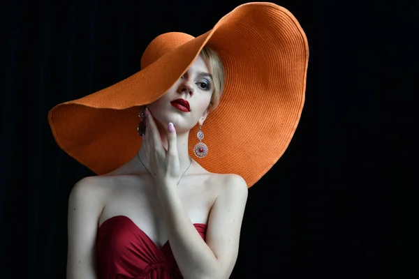 Hermosa Chica Sombrero Ala Ancha Vestido Noche Color Burdeos Posando — Foto de Stock