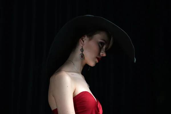 Hermosa Chica Sombrero Ala Ancha Vestido Noche Color Burdeos Posando — Foto de Stock