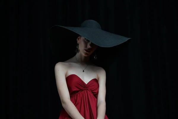 Beautiful Girl Wide Brimmed Hat Burgundy Evening Dress Posing Black — Stock Photo, Image