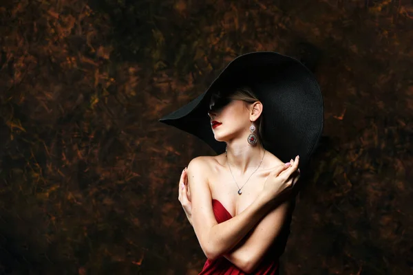 Hermosa Chica Sombrero Negro Vestido Noche Color Burdeos Envuelta Brazos — Foto de Stock