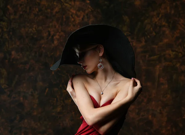 Hermosa Chica Sombrero Negro Vestido Noche Color Burdeos Envuelta Brazos —  Fotos de Stock