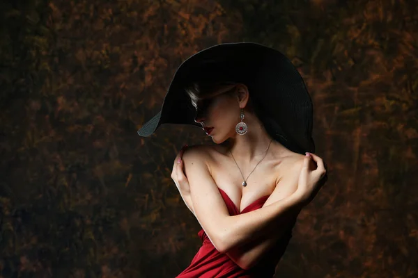 Beautiful Girl Black Hat Burgundy Evening Dress Wrapped Herself Arms — Stock Photo, Image