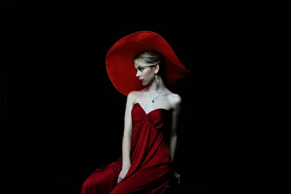 Hermosa Chica Sombrero Color Burdeos Vestido Noche Color Burdeos Posando — Foto de Stock