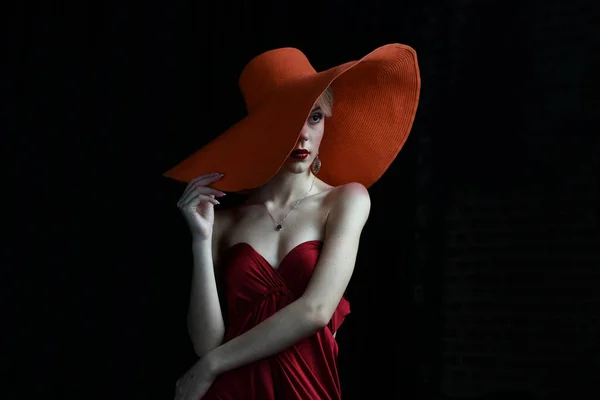 Hermosa Chica Sombrero Color Burdeos Vestido Noche Color Burdeos Posando — Foto de Stock