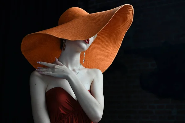 Schöne Mädchen Einem Weinroten Hut Und Einem Weinroten Abendkleid Posiert — Stockfoto