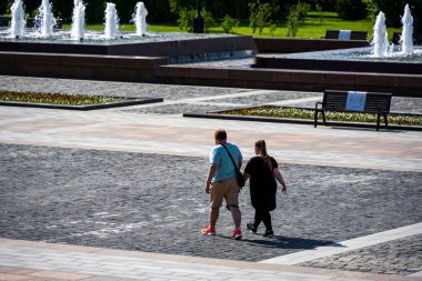 İnsanlar boş günlerinde parkta rahatlar.