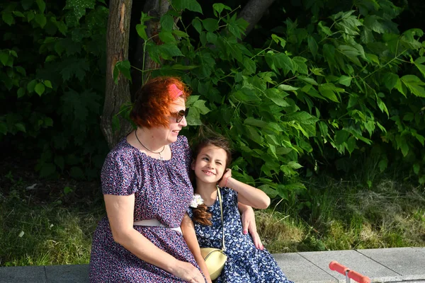 Babcia Rozmawia Wnuczką Ławce Parku — Zdjęcie stockowe