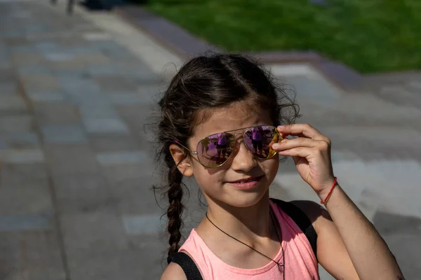 Schönes Mädchen Der Sonnenbrille Der Sonne — Stockfoto