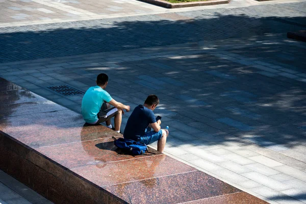 Pessoas Ativamente Relaxam Parque Dia Folga — Fotografia de Stock