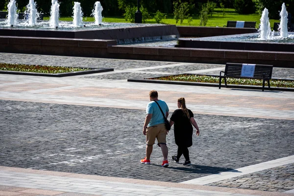 İnsanlar boş günlerinde parkta rahatlar.