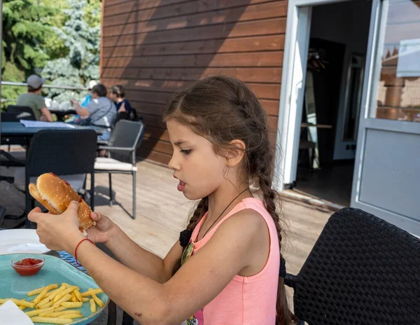 Mooi Meisje Zit Een Cafe Eet — Stockfoto