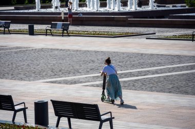 İnsanlar boş günlerinde parkta rahatlar.
