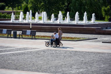 İnsanlar boş günlerinde parkta rahatlar.