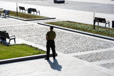 İnsanlar boş günlerinde parkta rahatlar.