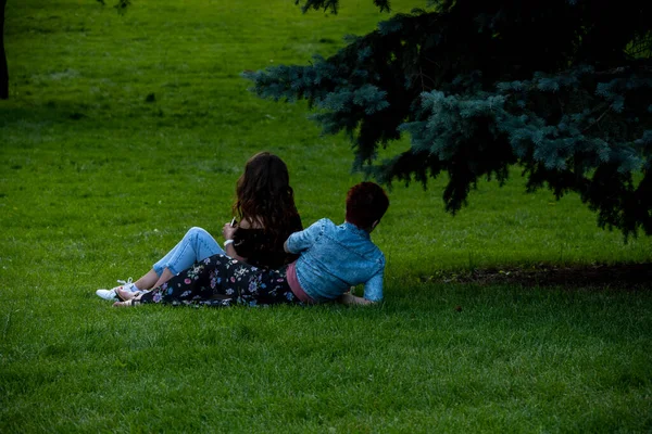 Les Gens Détendent Activement Dans Parc Jour Congé — Photo