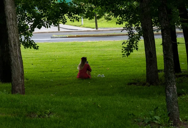 Dziewczyna Czerwieni Spoczywa Trawniku Parku — Zdjęcie stockowe