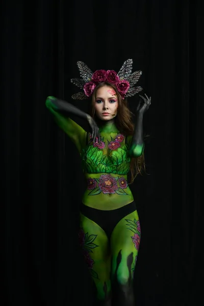 Hermosa Chica Con Flores Cara Pintado Con Peonías Color Burdeos —  Fotos de Stock