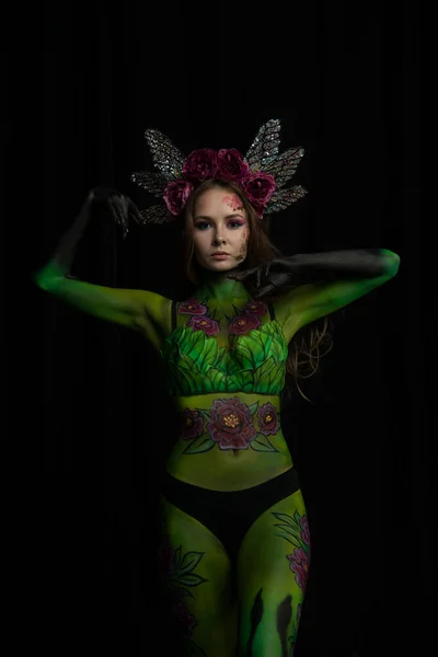 Hermosa Chica Con Flores Cara Pintado Con Peonías Color Burdeos —  Fotos de Stock