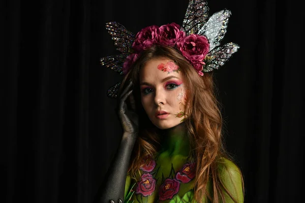 Hermosa Chica Con Flores Cara Pintado Con Peonías Color Burdeos —  Fotos de Stock