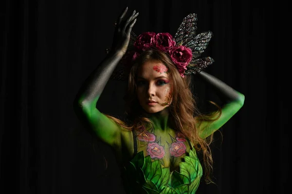 Hermosa Chica Con Flores Cara Pintado Con Peonías Color Burdeos —  Fotos de Stock