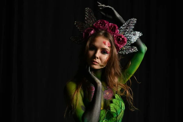 Hermosa Chica Con Flores Cara Pintado Con Peonías Color Burdeos —  Fotos de Stock