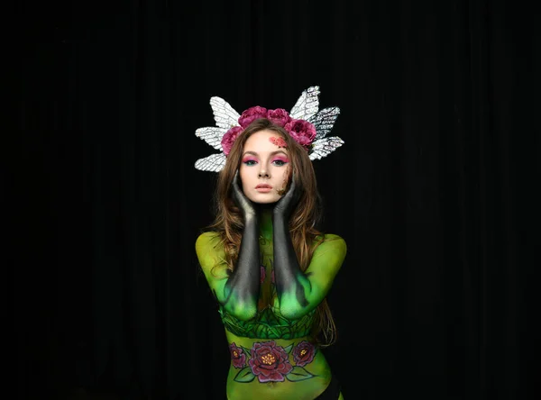 Hermosa Chica Con Flores Cara Pintado Con Peonías Color Burdeos —  Fotos de Stock