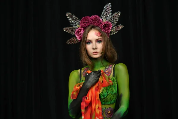 Mooi Meisje Met Bloemen Haar Gezicht Geschilderd Met Bordeaux Pioenen — Stockfoto